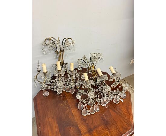 Antica coppia di appliques '900 a tre luci con gocce di cristallo 40x40x20cm