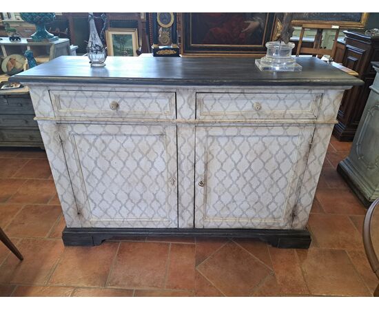 Grande credenza laccata dell'Ottocento