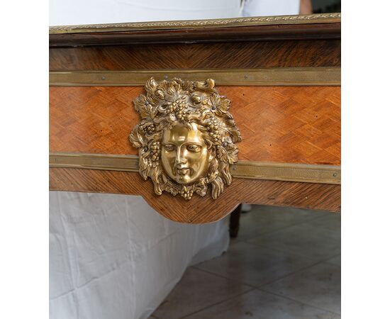 Scrivania /Bureau Plat antica Napoleone III Francese in legno esotico pregiato con innesti di elementi in bronzo dorato. Francia XIX secolo.
