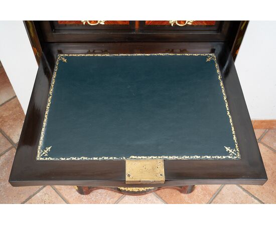 Secretaire Napoleone III in legni esotici pregiati con applicazioni in bronzo dorato. Francia XIX secolo.