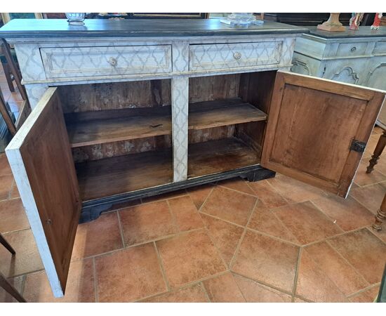Grande credenza laccata dell'Ottocento