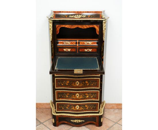Secretaire Napoleone III in legni esotici pregiati con applicazioni in bronzo dorato. Francia XIX secolo.
