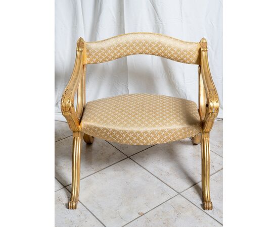 Poltrona /inginocchiatoio antico Luigi Filippo in legno dorato e intagliato. Francia XIX secolo.