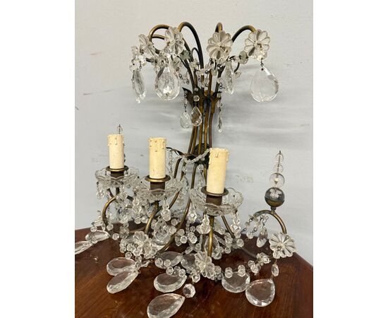 Antica coppia di appliques '900 a tre luci con gocce di cristallo 40x40x20cm