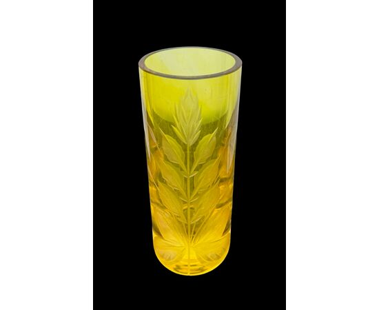 Vaso in cristallo cilindrico,molaro con motivo floreale.Boemia.