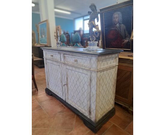 Grande credenza laccata dell'Ottocento