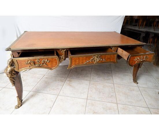 Scrivania /Bureau Plat antica Napoleone III Francese in legno esotico pregiato con innesti di elementi in bronzo dorato. Francia XIX secolo.