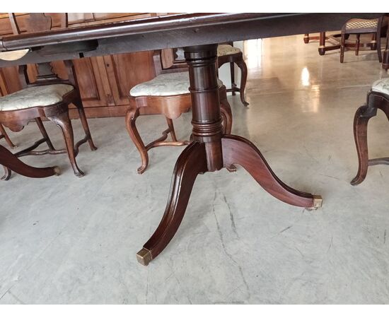 Tavolo allungabile a tre gambe in mogano con fascia in radica di tuja in stile Sheraton