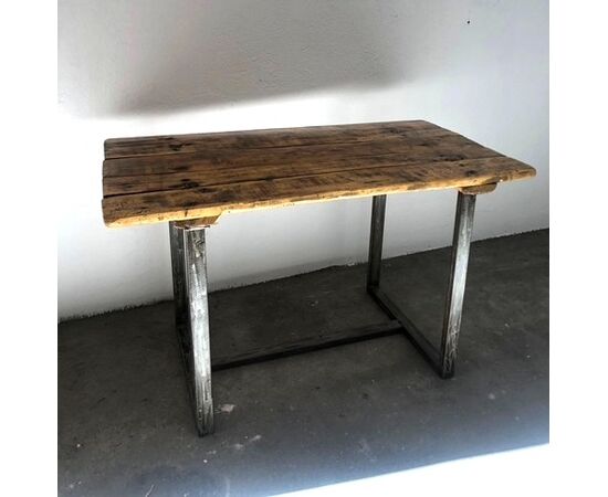 Tavolo industriale con piano in legno ad assi e gambe in acciaio spazzolato