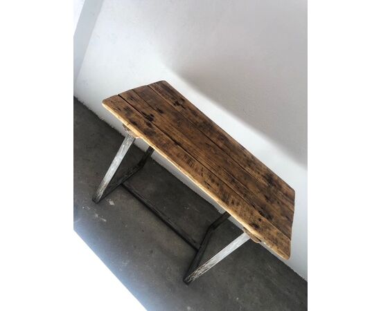 Tavolo industriale con piano in legno ad assi e gambe in acciaio spazzolato