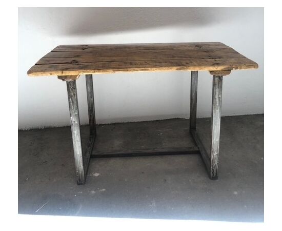 Tavolo industriale con piano in legno ad assi e gambe in acciaio spazzolato