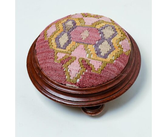 Antico poggiapiedi rivestito con kilim - M/454.