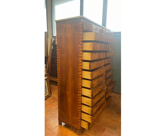 Cassettiera da biblioteca intarsiata