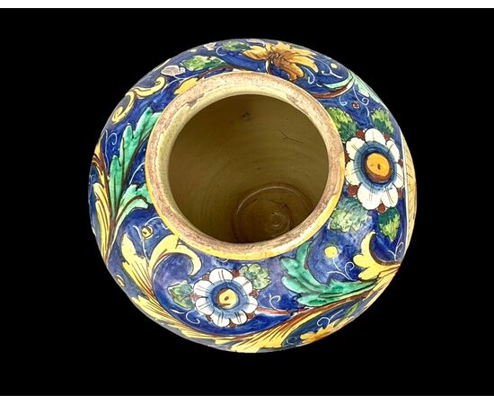 Majolica 'spherical' vase. Gesualdo di Bartolo manufacture. Caltagirone.