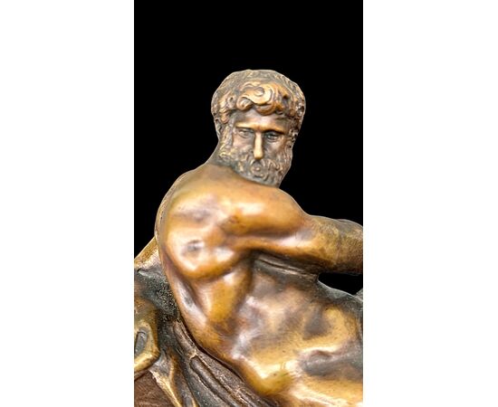 Coppia di fermalibri in bronzo con base in marmo.