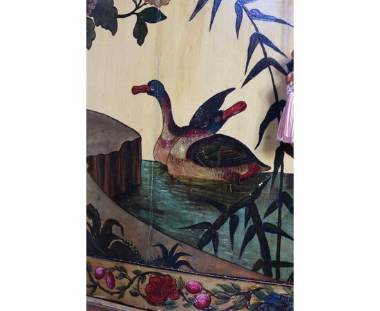 Coppia di cantonali in legno laccato e decorato in policromia a fiori e uccelli, Piemonte, metà XVIII secolo