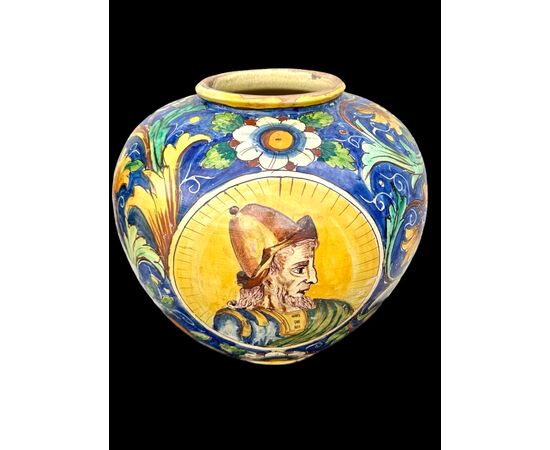 Majolica 'spherical' vase. Gesualdo di Bartolo manufacture. Caltagirone.