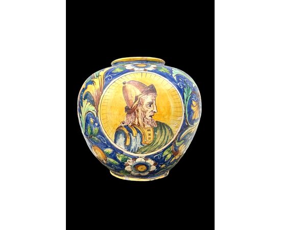 Majolica 'spherical' vase. Gesualdo di Bartolo manufacture. Caltagirone.