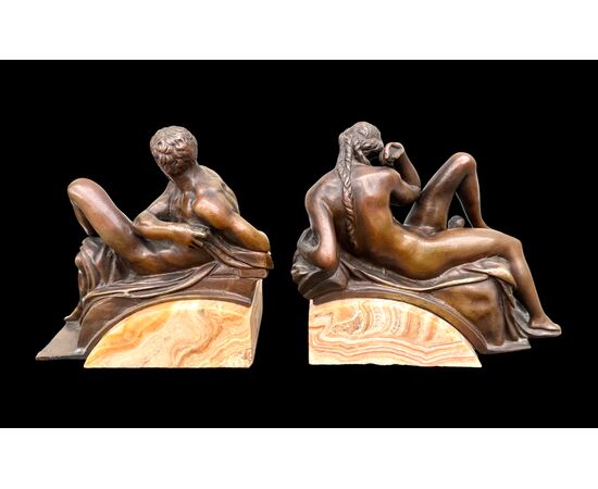 Coppia di fermalibri in bronzo con base in marmo.