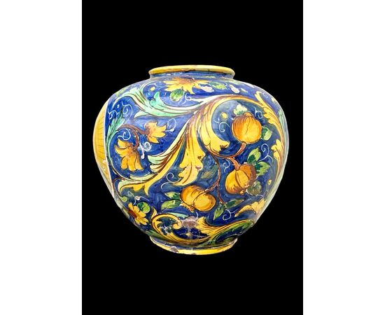 Majolica 'spherical' vase. Gesualdo di Bartolo manufacture. Caltagirone.