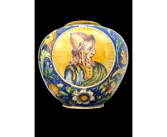 Majolica 'spherical' vase. Gesualdo di Bartolo manufacture. Caltagirone.