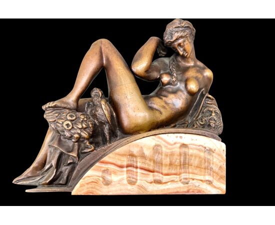 Coppia di fermalibri in bronzo con base in marmo.