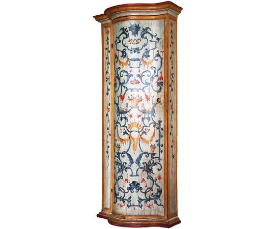 Coppia di armadi in legno intagliato e laccato con fiori e motivi decorativi, Venezia, metà XVIII secolo