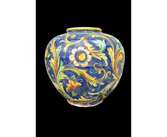 Majolica 'spherical' vase. Gesualdo di Bartolo manufacture. Caltagirone.