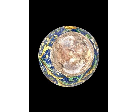 Majolica 'spherical' vase. Gesualdo di Bartolo manufacture. Caltagirone.