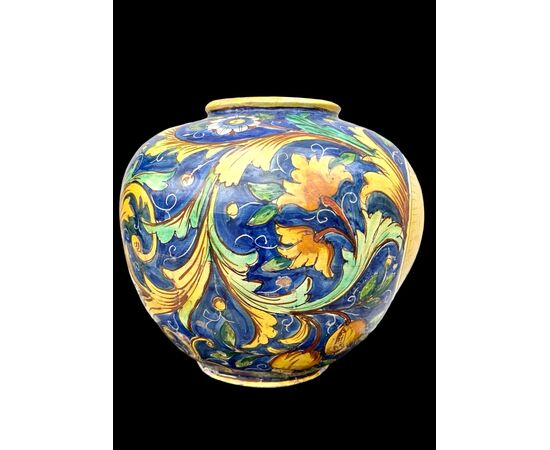 Majolica 'spherical' vase. Gesualdo di Bartolo manufacture. Caltagirone.