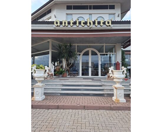 Coppia di vasi in ghisa con piedistallo stile Liberty Coppia di vasi in ghisa con piedistallo stile Liberty