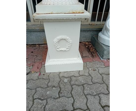 Coppia di vasi in ghisa con piedistallo stile Liberty Coppia di vasi in ghisa con piedistallo stile Liberty