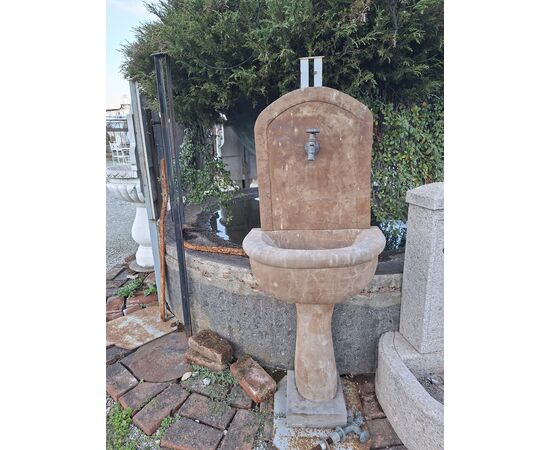 Fontana da parete in pietra