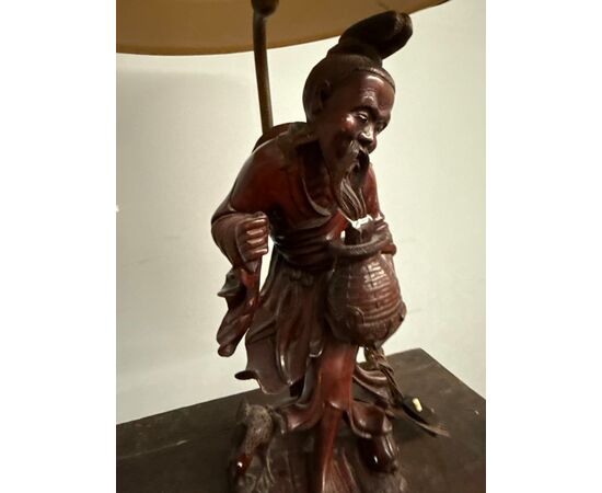 Antica scultura a lampada in legno cinese personaggio '900, 70x36cm