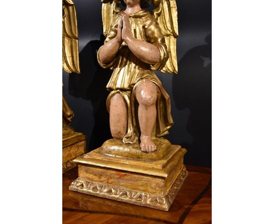Coppia di angeli alati in legno intagliato, Toscana XVII secolo