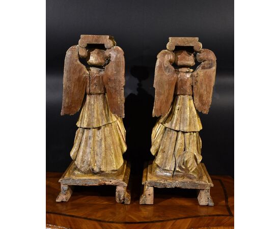 Coppia di angeli alati in legno intagliato, Toscana XVII secolo