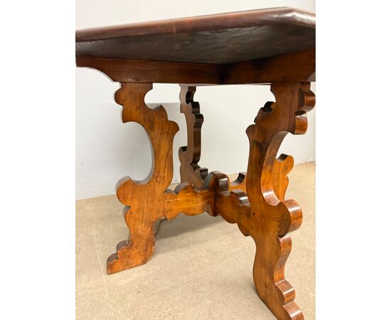 20th century walnut fratino-style coffee table, 76x54x72cm