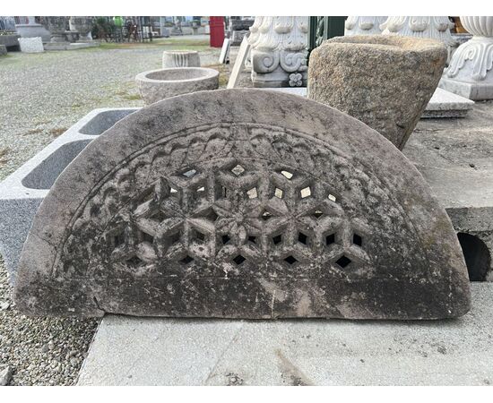 Sovraporta ad arco in pietra