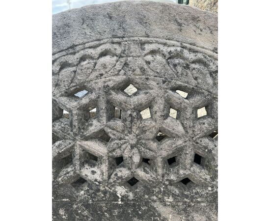 Sovraporta ad arco in pietra