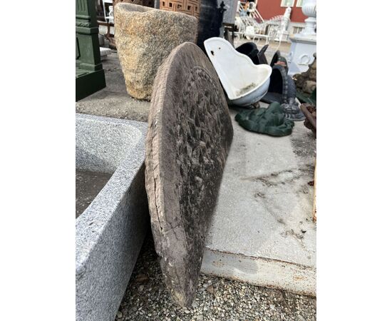 Sovraporta ad arco in pietra