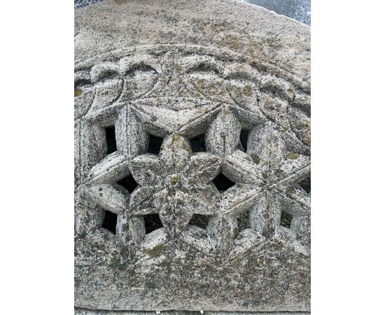 Sovraporta ad arco in pietra