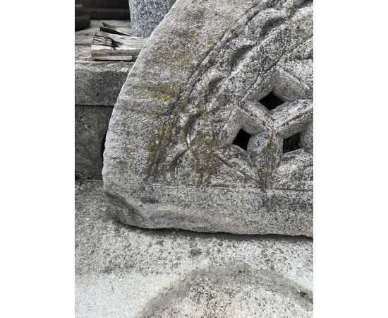 Sovraporta ad arco in pietra