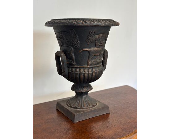 Empire vase, mid-1800s. Height 51 cm.