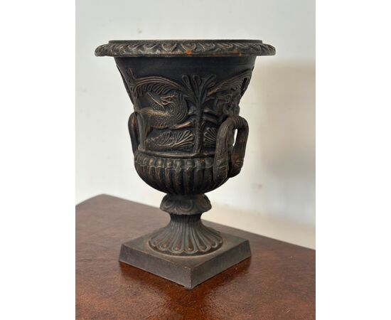 Empire vase, mid-1800s. Height 51 cm.