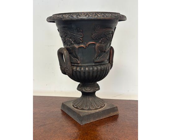 Empire vase, mid-1800s. Height 51 cm.