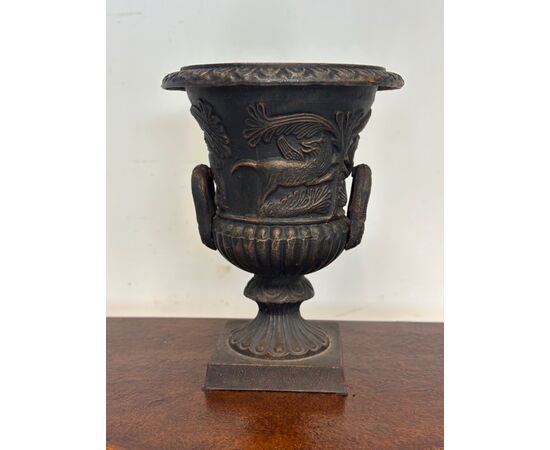 Empire vase, mid-1800s. Height 51 cm.