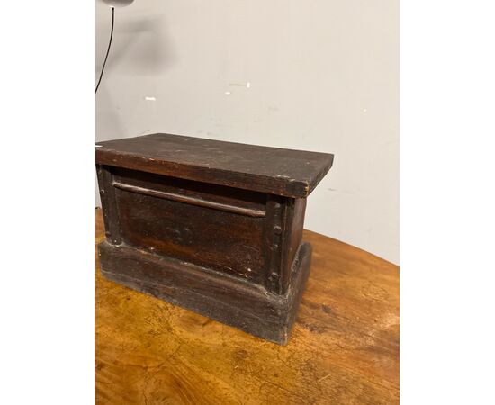 Antique small chestnut jewelry box, 20th century, 30x45x25cm