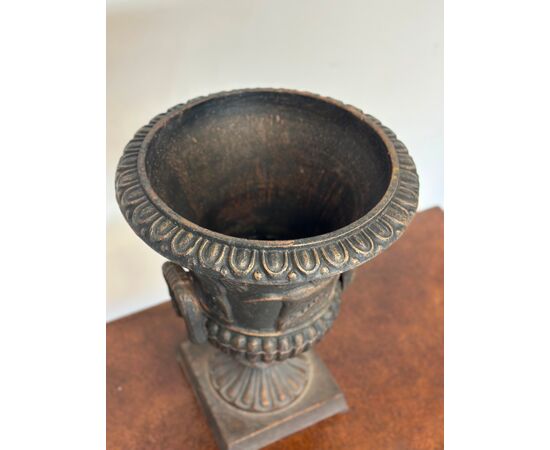 Empire vase, mid-1800s. Height 51 cm.