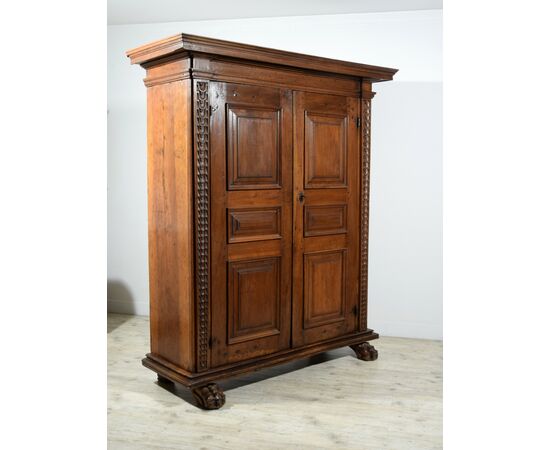 Armadio in legno di noce massello scolpito, Toscana, XVII secolo