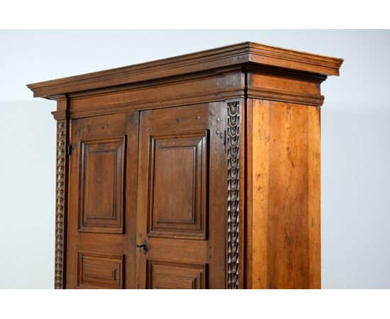 Armadio in legno di noce massello scolpito, Toscana, XVII secolo